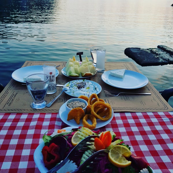 Photo taken at Sahil Balık Restaurant by feyza on 7/12/2018