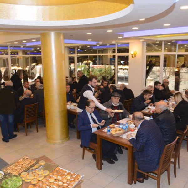 รูปภาพถ่ายที่ Rıza Yıldız Türk Mutfağı โดย Emir Y. เมื่อ 12/11/2018