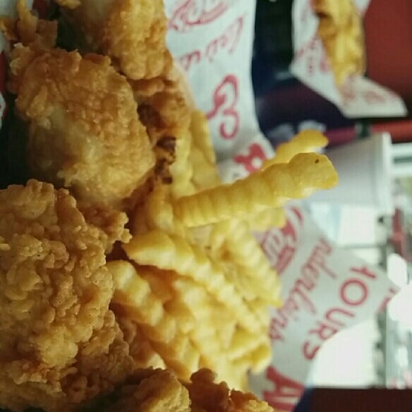 Photo taken at Raising Cane&#39;s Chicken Fingers by ᴡ N. on 5/8/2016