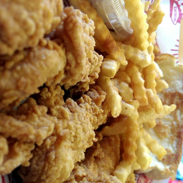 Photo taken at Raising Cane&#39;s Chicken Fingers by ᴡ N. on 5/10/2015