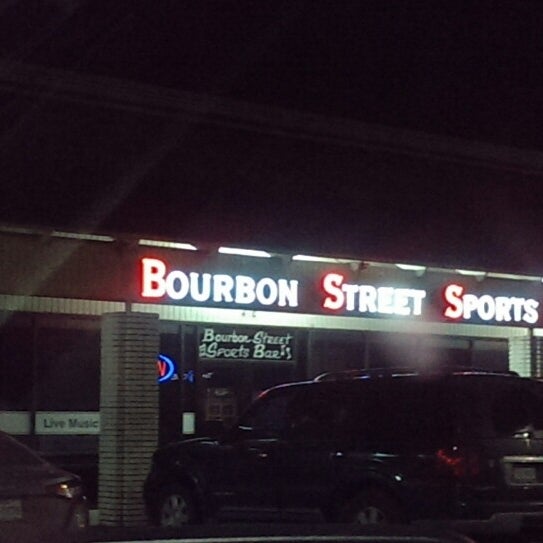 Foto diambil di Bourbon Street Sports Bar oleh ᴡ N. pada 5/25/2014