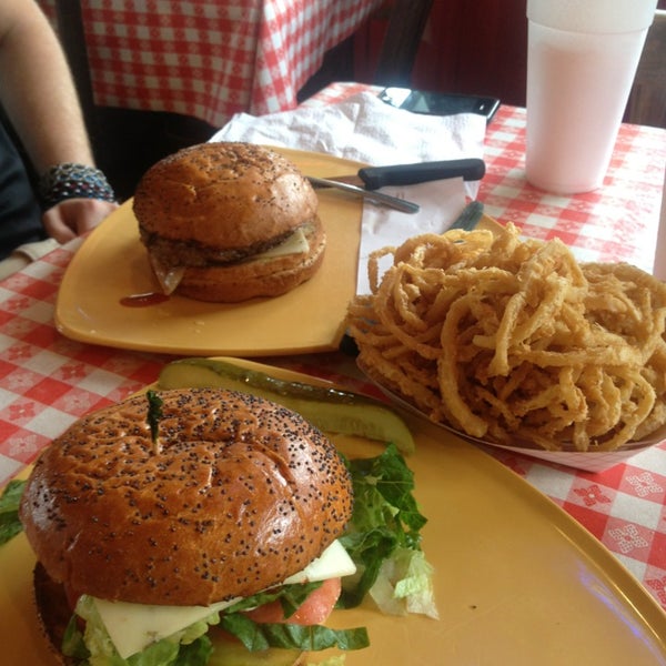 Foto diambil di Chip&#39;s Old Fashioned Hamburgers oleh Cheryl pada 10/28/2013