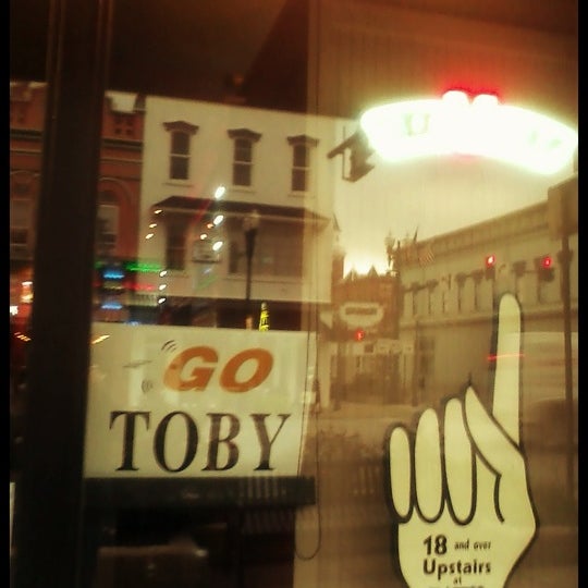 Foto diambil di Red Sky Pizza and Pints oleh Tobin K. pada 10/3/2012