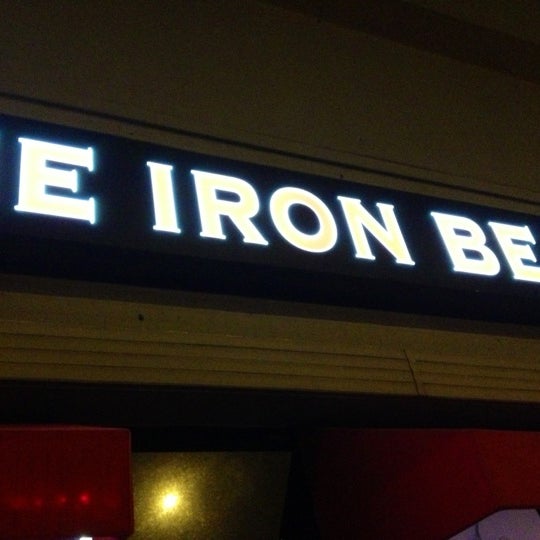 Foto tirada no(a) The Iron Bear por Dillon P. em 10/16/2012
