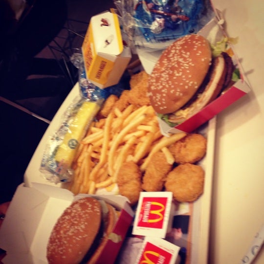 รูปภาพถ่ายที่ McDonald&#39;s โดย Donna เมื่อ 12/14/2012