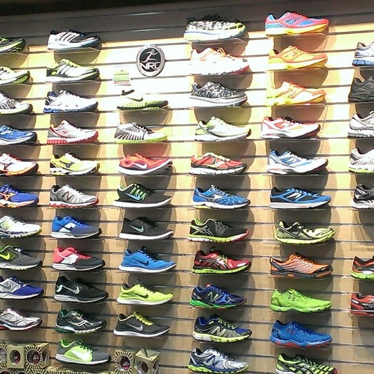 Foto diambil di Naperville Running Company oleh Peggy Buzz T. pada 11/27/2013