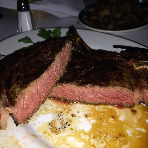 Foto tirada no(a) Empire Steak House por Oleg V. 🇷🇺 em 4/18/2014