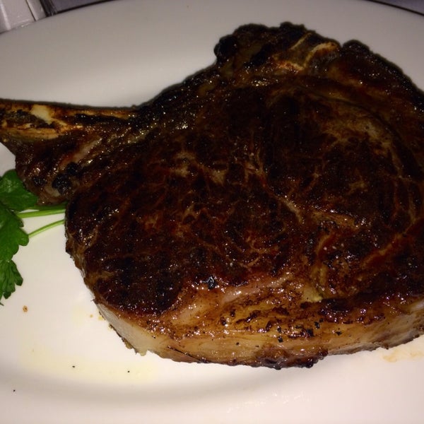 รูปภาพถ่ายที่ Empire Steak House โดย Oleg V. 🇷🇺 เมื่อ 4/18/2014