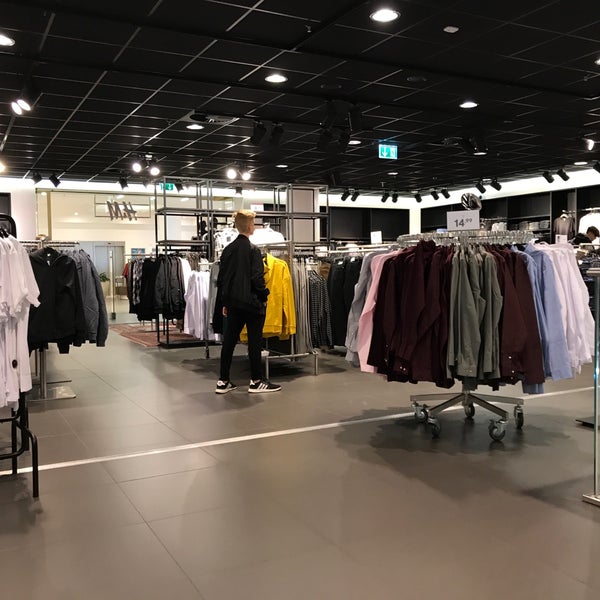 Photos At H M Clothing Store In Hamburg