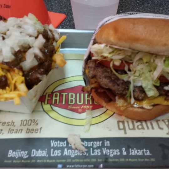 Foto scattata a Fatburger da Nathan O. il 2/7/2014