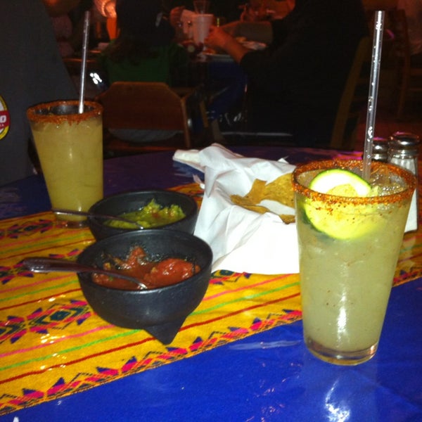 Снимок сделан в El Comal Mexican Restaurant пользователем Nikki 4/7/2013