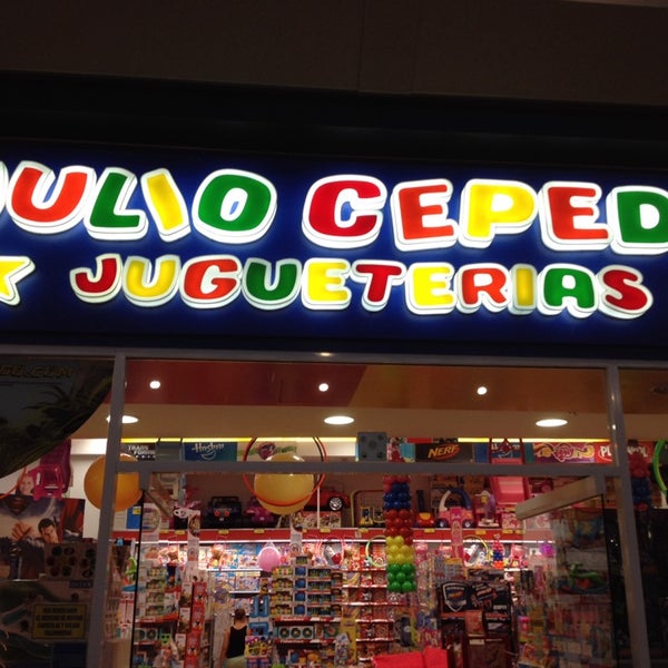 niño con juguetes para colorear