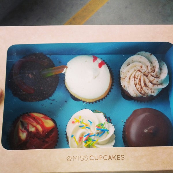 10/31/2014 tarihinde Carlos O.ziyaretçi tarafından Miss Cupcakes'de çekilen fotoğraf