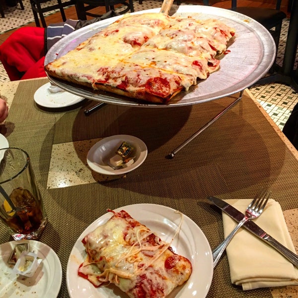 Das Foto wurde bei Vesuvio Pizzeria &amp; Restaurant von Mike M. am 1/21/2016 aufgenommen