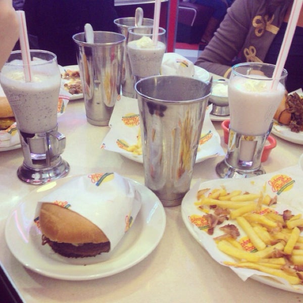Photo taken at Johnny Rockets by Delyukina on 10/19/2013