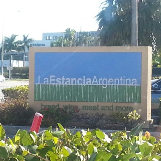 รูปภาพถ่ายที่ La Estancia Argentina โดย Marivi D. เมื่อ 11/25/2012