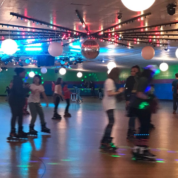 Снимок сделан в Skateville Family Rollerskating Center пользователем Wellington S. 3/19/2017