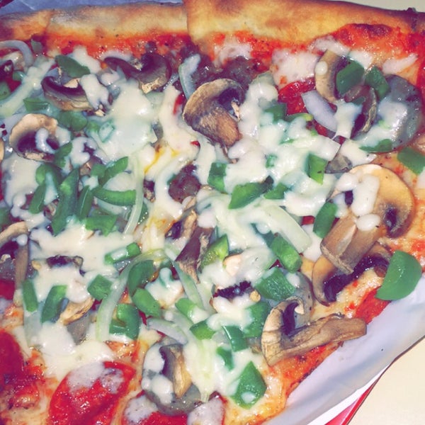 3/10/2016 tarihinde Matt L.ziyaretçi tarafından NYC Pizza'de çekilen fotoğraf