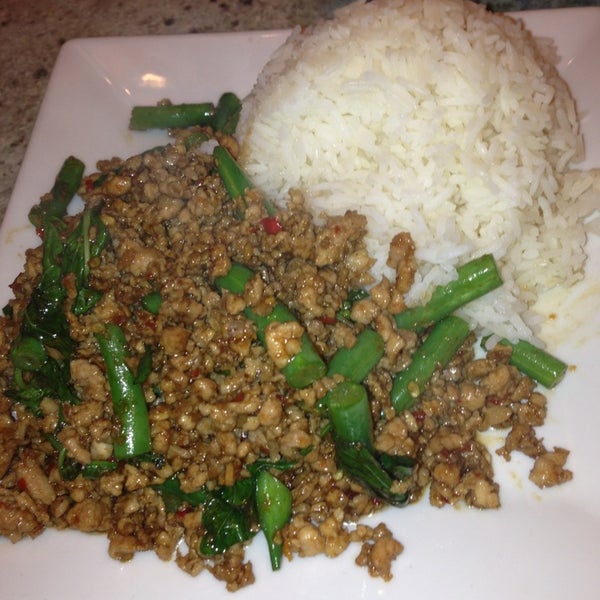 รูปภาพถ่ายที่ Ghin Khao Thai Food โดย Tony เมื่อ 7/24/2013