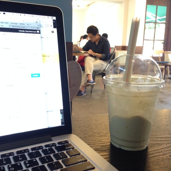 Photo taken at You Are Here Cafe by Hyunwoo S. on 8/30/2014
