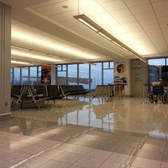 รูปภาพถ่ายที่ Newport News/Williamsburg International Airport (PHF) โดย David K. เมื่อ 1/16/2013