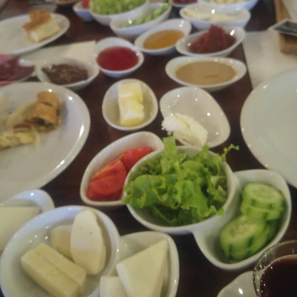 Photo prise au Doci Boşnak Mutfak Restaurant &amp; Cafe par Burcu T. le12/16/2018