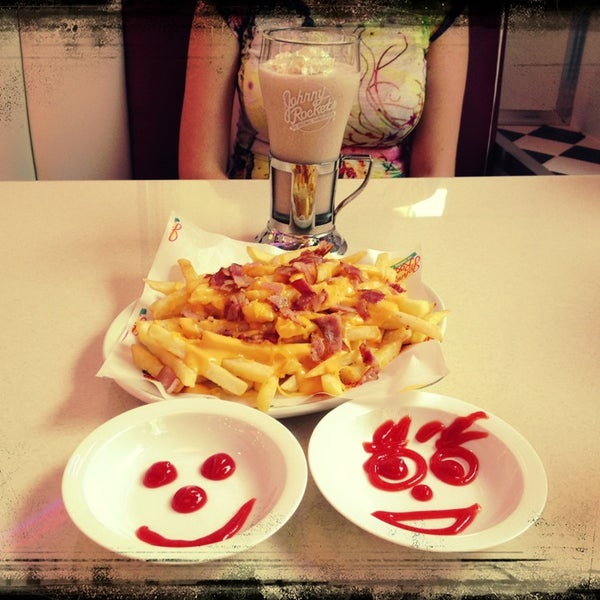 Photo taken at Johnny Rockets by Igor N. on 7/25/2013