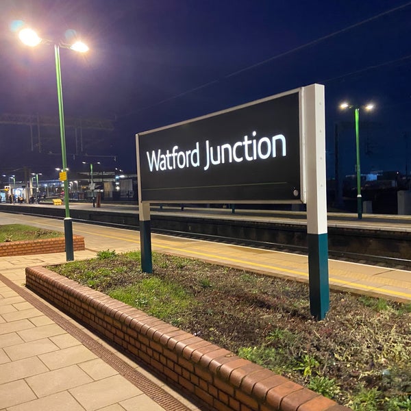 รูปภาพถ่ายที่ Watford Junction Railway Station (WFJ) โดย Thomas L. เมื่อ 12/28/2019