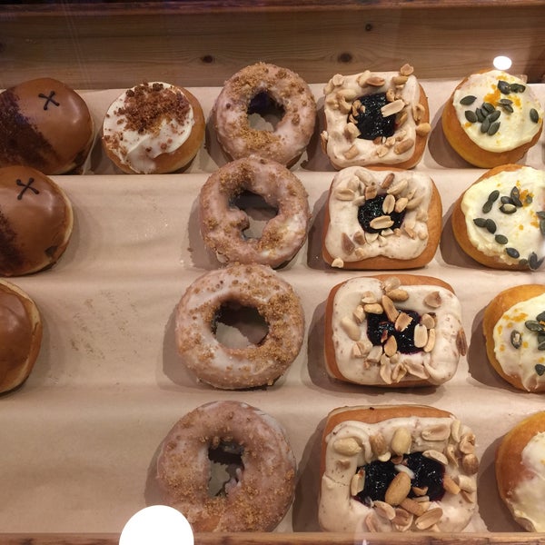Foto scattata a Crosstown Doughnuts &amp; Coffee da Jason A. il 11/26/2015
