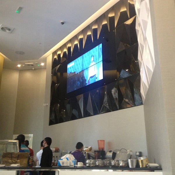รูปภาพถ่ายที่ Fashion TV Cafe โดย Maxim O. เมื่อ 5/5/2013