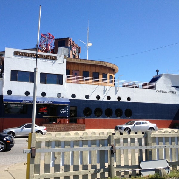 รูปภาพถ่ายที่ Captain James Landing - Restaurant and Crab House โดย Erin เมื่อ 5/26/2013