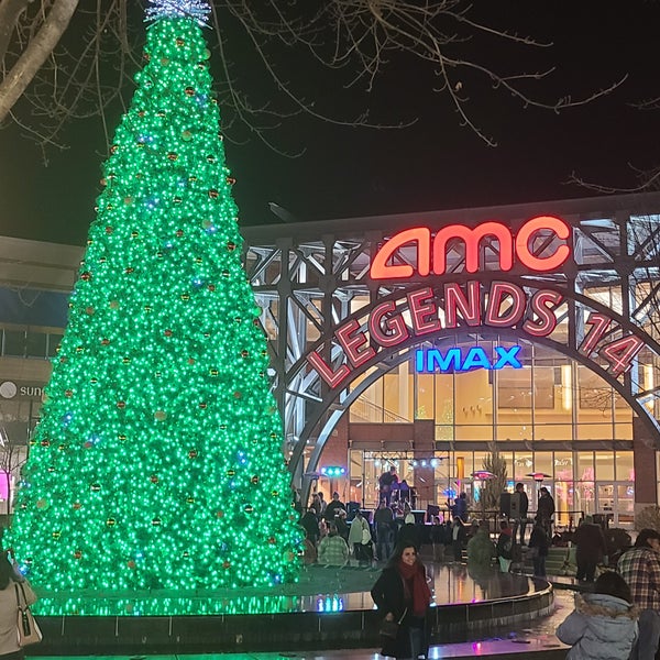 รูปภาพถ่ายที่ Legends Outlets Kansas City โดย Jason S. เมื่อ 11/13/2022