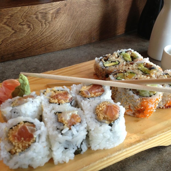 Суши бум псков льва толстого. Батон суши. Ролл калифорния с лососем. Креветки батон в размерах. Дальневосточный батон креветка.