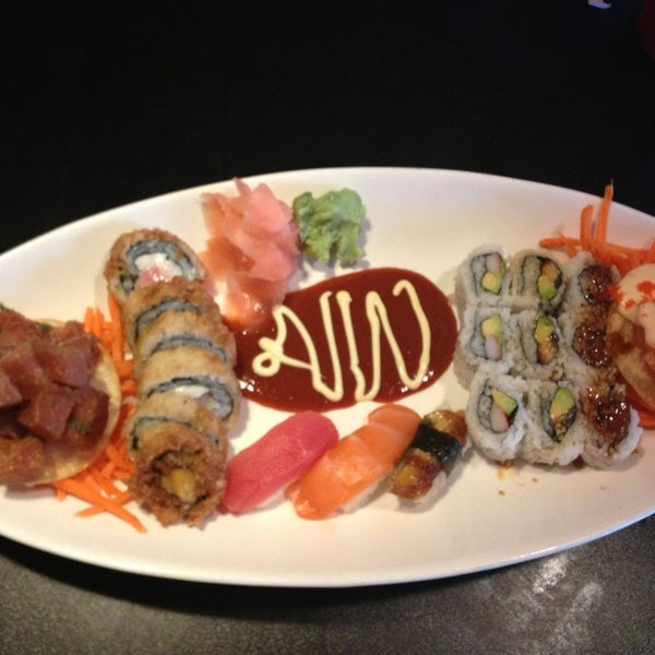 5/29/2013 tarihinde Jenniferziyaretçi tarafından Sushi Bites'de çekilen fotoğraf