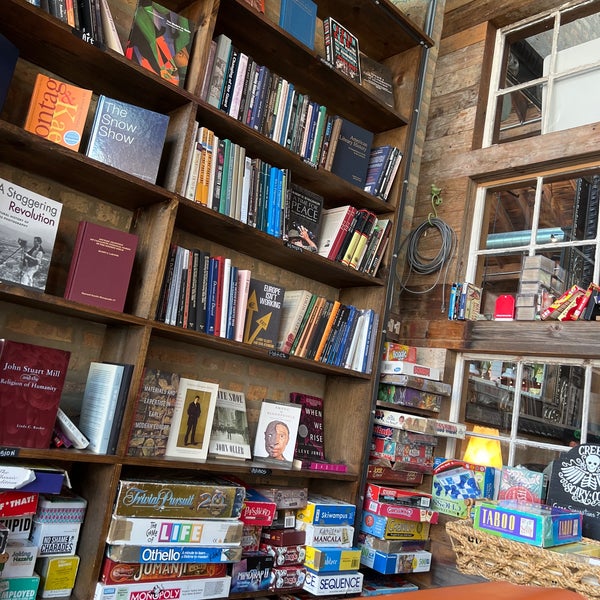 6/5/2022 tarihinde Dave S.ziyaretçi tarafından Kibbitznest Books, Brews &amp; Blarney'de çekilen fotoğraf