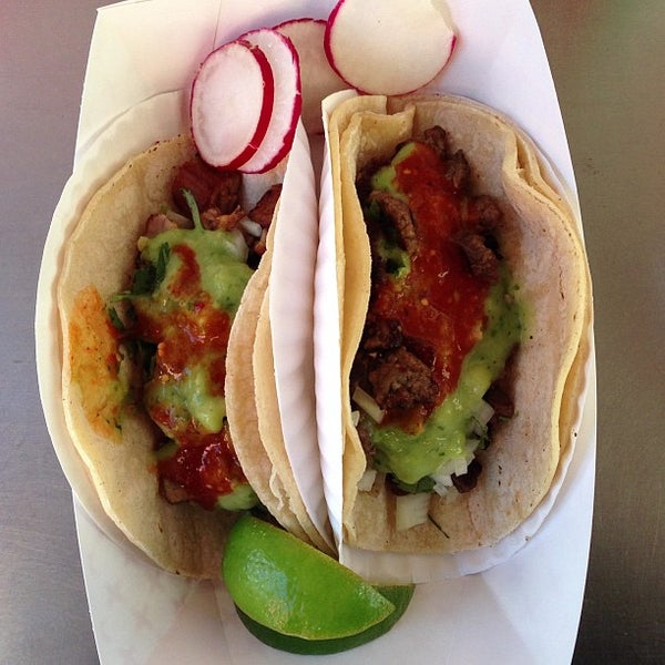 12/28/2012 tarihinde Nick S.ziyaretçi tarafından Tacos Morelos'de çekilen fotoğraf