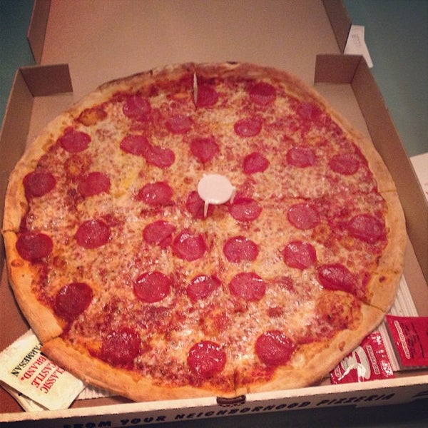 Das Foto wurde bei Milana&#39;s New York Pizzeria von Brandyn am 7/14/2013 aufgenommen