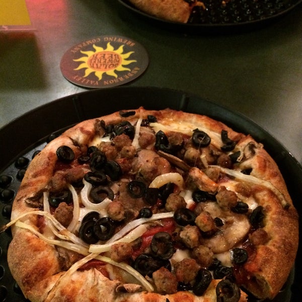 2/27/2015にPaula P.がWoodstock&#39;s Pizzaで撮った写真