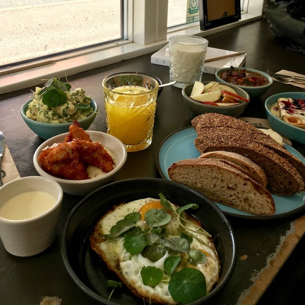 Cozy place with amazing food. Delicious dishes, especially the eggs, nuggets, bread and waffles. And a good opportunity to try the traditional Danish øllebrød. Expect to have to wait for a table.