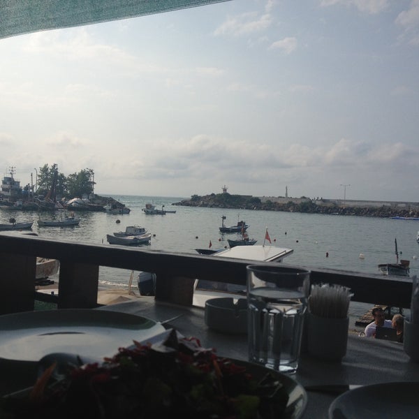 รูปภาพถ่ายที่ İskele Et &amp; Balık Restaurant โดย Zuhal cetin เมื่อ 6/30/2013