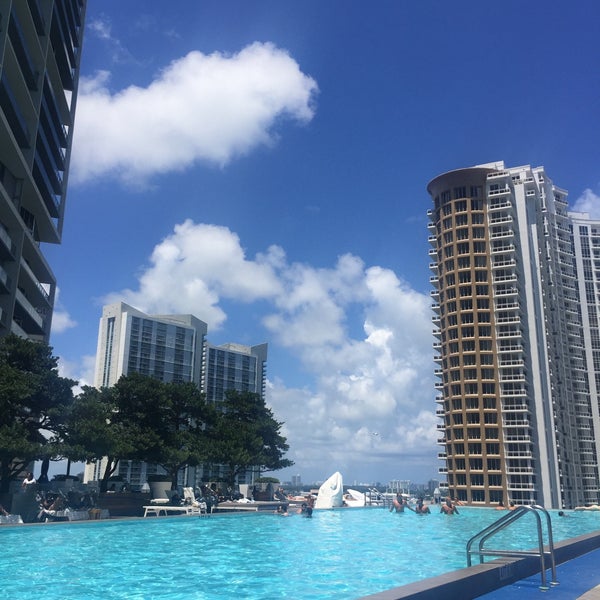 7/9/2015 tarihinde Angellica Y.ziyaretçi tarafından Viceroy Miami Hotel Pool'de çekilen fotoğraf