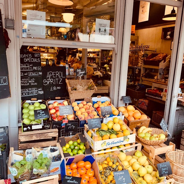 5/25/2021 tarihinde Aleksandar L.ziyaretçi tarafından Golborne Deli &amp; Fine Wine'de çekilen fotoğraf