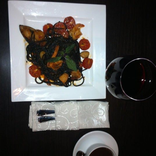 В ресторане starbar появилась новая паста: с чернилами каракатицы, вялеными томатами и морепродуктами!)))  ням-ням)))