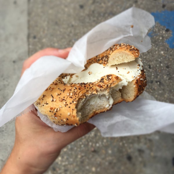 I love the onion bagels at that place especially with blue cheese 💛