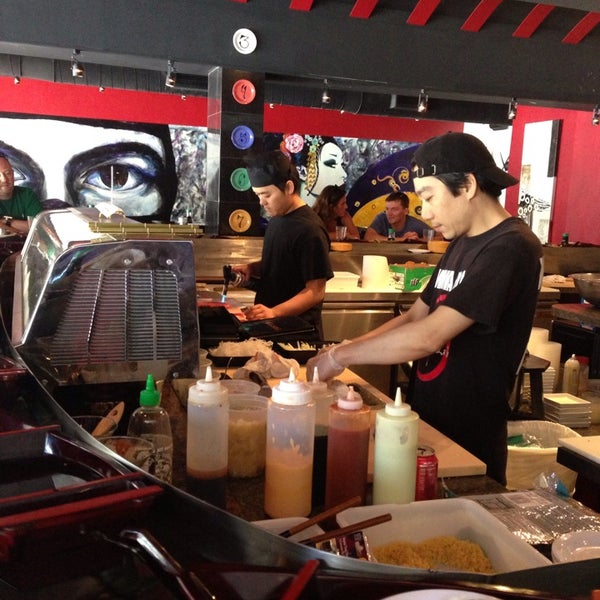 Foto tirada no(a) Ninja Spinning Sushi Bar por Wendy W. em 5/22/2013