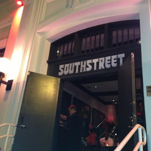 Foto diambil di Southstreet Restaurant &amp; Bar oleh Wendy W. pada 12/30/2012
