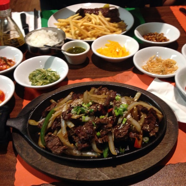 Foto diambil di Chimi &amp; Kimchi Grill oleh Wendy W. pada 2/6/2014