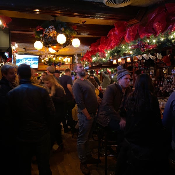 Foto scattata a Lodge Tavern da Carly K. il 11/28/2019
