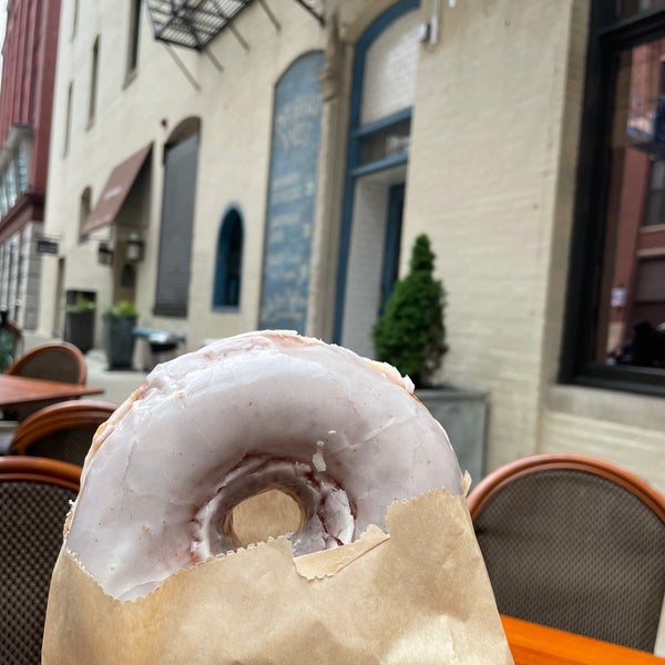 Foto tirada no(a) The Doughnut Vault por Carly K. em 6/4/2022