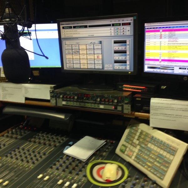 รูปภาพถ่ายที่ Radio Studio Delta โดย Andrea เมื่อ 2/8/2014